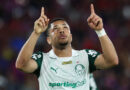 Vitor Roque comemora gol pelo Palmeiras e aponta para o céu