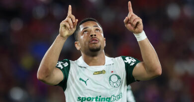 Vitor Roque comemora gol pelo Palmeiras e aponta para o céu