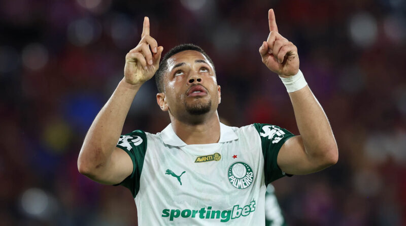 Vitor Roque comemora gol pelo Palmeiras e aponta para o céu