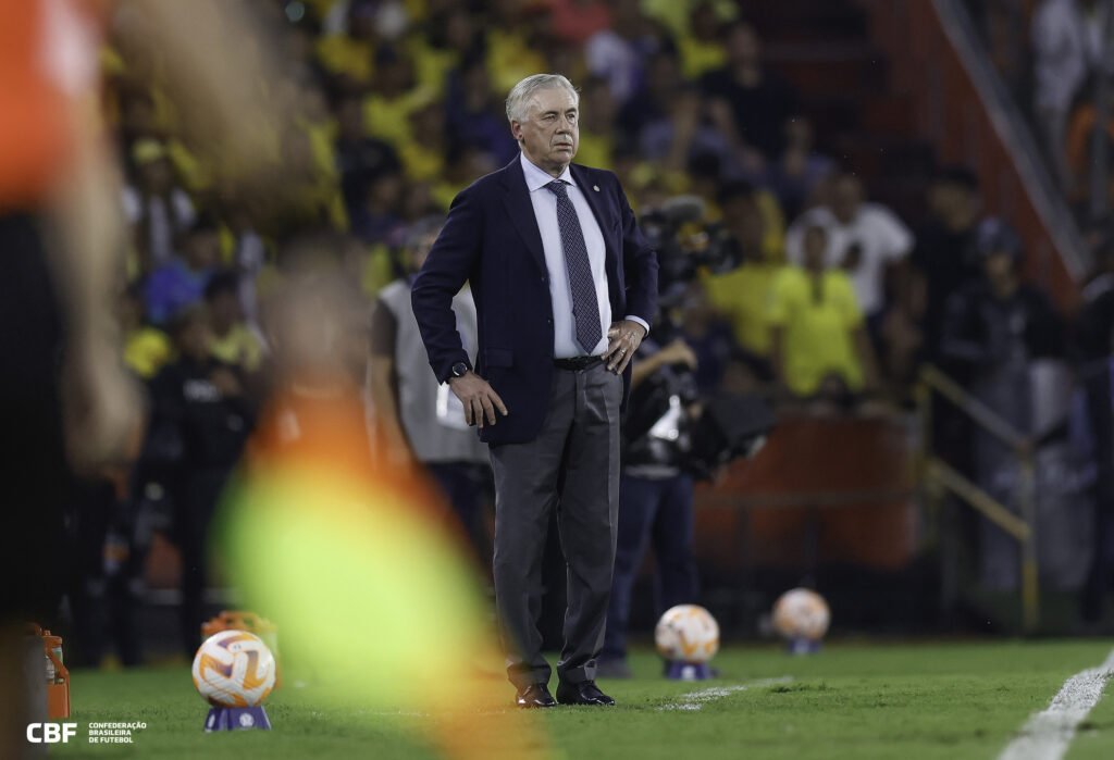 Em sua estreia pelo Brasil, italiano Carlo Ancelotti observa partida contra o Equador na beira do campo