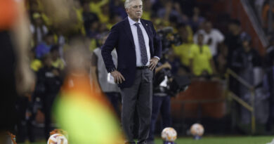 Em sua estreia pelo Brasil, italiano Carlo Ancelotti observa partida contra o Equador na beira do campo