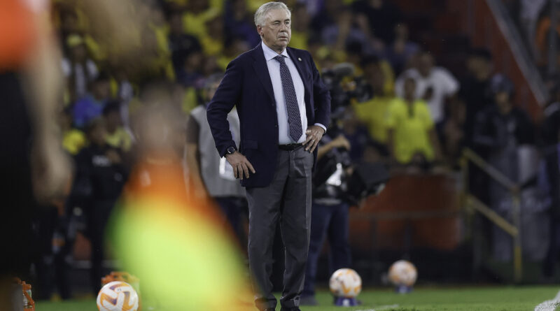 Em sua estreia pelo Brasil, italiano Carlo Ancelotti observa partida contra o Equador na beira do campo