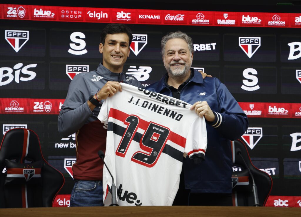 Juan Dinenno posa para foto com o presidente do São Paulo, Julio Casares, e mostra camisa 19 que usará no Tricolor