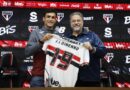 Juan Dinenno posa para foto com o presidente do São Paulo, Julio Casares, e mostra camisa 19 que usará no Tricolor