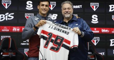 Juan Dinenno posa para foto com o presidente do São Paulo, Julio Casares, e mostra camisa 19 que usará no Tricolor