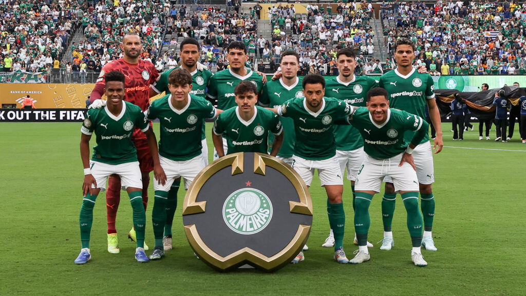 Time titular do Palmeiras posa para foto oficial no gramado do MetLife Stadium antes da estreia contra o Porto pelo Mundial de Clubes