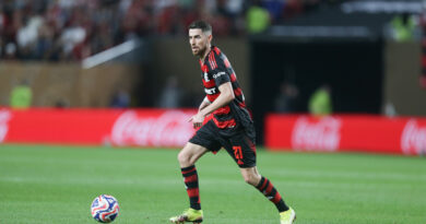 Jorginho faz seu primeiro jogo com a camisa do Flamengo na estreia do time no Mundial de Clubes da FIFA