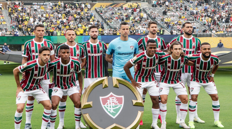Time titular do Fluminense posa para foto em estreia contra o Borussia Dortmund na Copa do Mundo de Clubes da FIFA