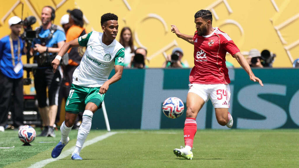 O atacante Estevão, do Palmeiras, lidera a lista dos jovens mais valiosos do Mundial de Clubes