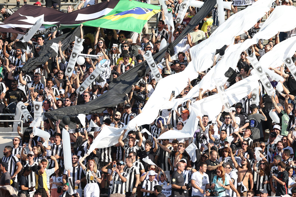 Botafogo vence PSG em dia histórico do futebol mundial