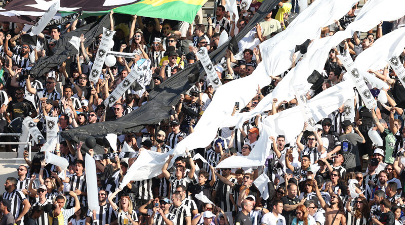 Botafogo vence PSG em dia histórico do futebol mundial