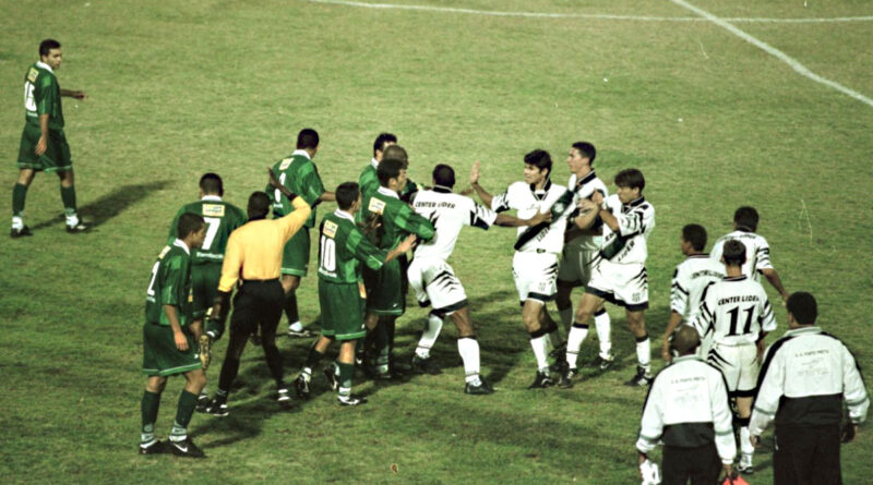 Derbi das 100 faltas entre Ponte Preta e Guarani, pelo Campeonato Brasileiro, em 1999