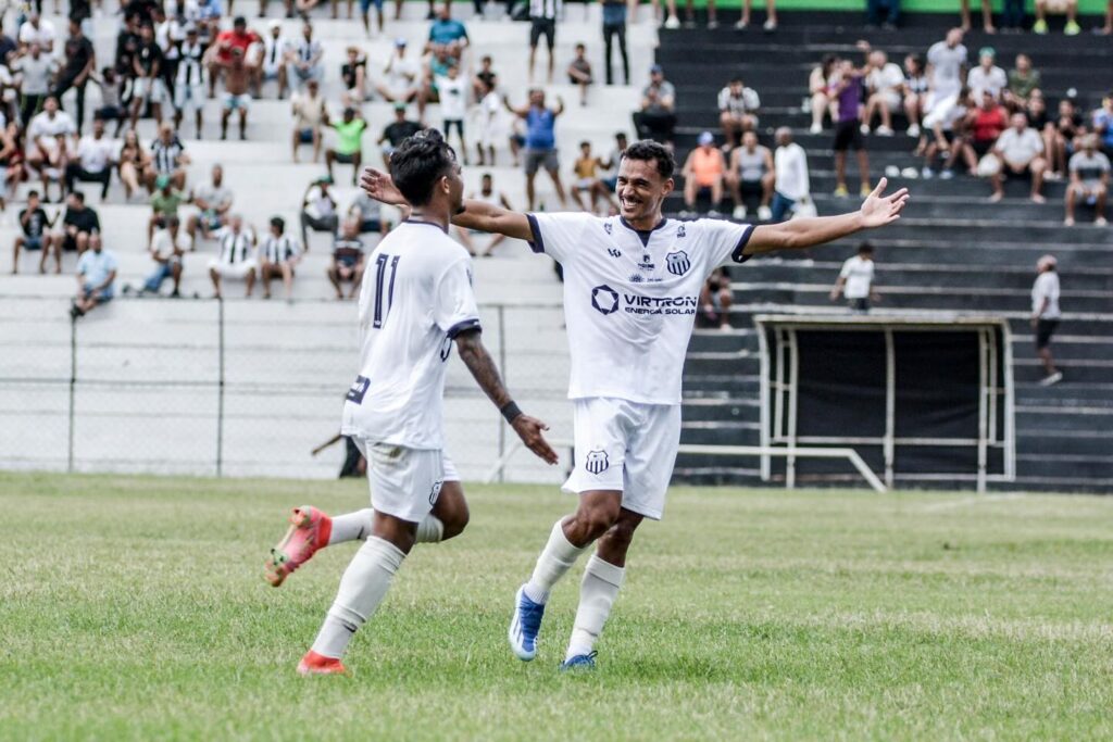 Lateral-Esquerdo Eduardo, do Central, comemora gol marcado pela equipe na Série D 2025