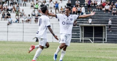 Lateral-Esquerdo Eduardo, do Central, comemora gol marcado pela equipe na Série D 2025