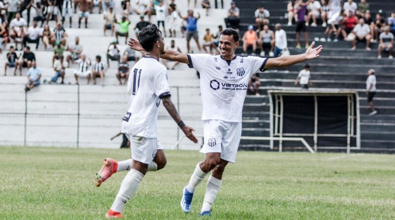 Lateral-Esquerdo Eduardo, do Central, comemora gol marcado pela equipe na Série D 2025