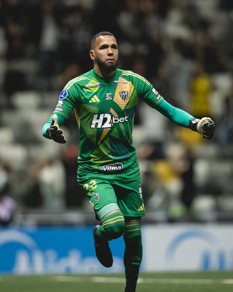 Goleiro Éverson vibra após marcar o gol de pênalti que classificou o Atlético-MG para as oitavas de final da Copa Sul-Americana