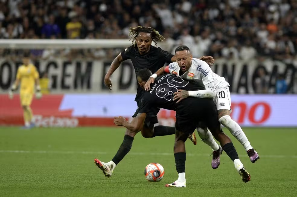 Felix Brych, ex-árbitro, falou sobre simulações de faltas e citou Neymar como mestre no assunto