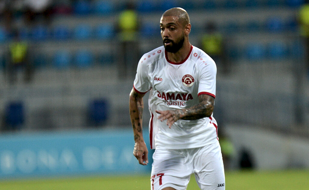 Lateral-esquerdo Bruno Franco, jogador do Araz, do Azerbaijão, em partida da Conference League