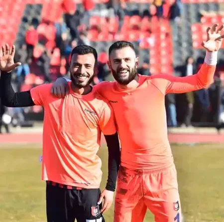 Lance inusitado na Turquia: goleiro e zagueiro fazem três defesas no mesmo pênalti
