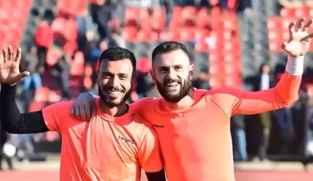 Lance inusitado na Turquia: goleiro e zagueiro fazem três defesas no mesmo pênalti
