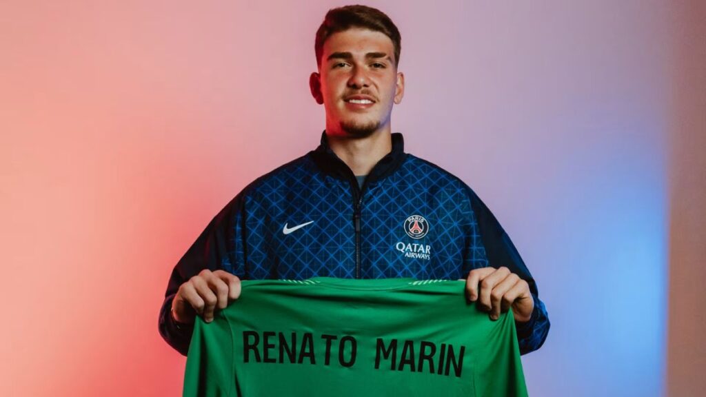 Renato Marin posa com a camisa do PSG após ser contratado