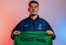 Renato Marin posa com a camisa do PSG após ser contratado