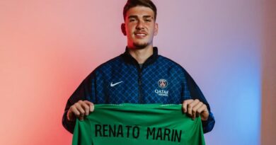 Renato Marin posa com a camisa do PSG após ser contratado
