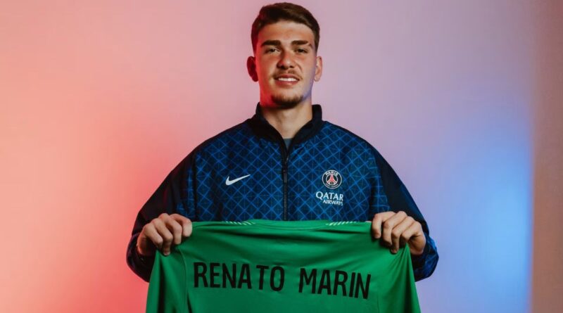 Renato Marin posa com a camisa do PSG após ser contratado