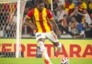 Zagueiro Héliton em ação pelo Göztepe, da Turquia