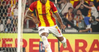 Zagueiro Héliton em ação pelo Göztepe, da Turquia