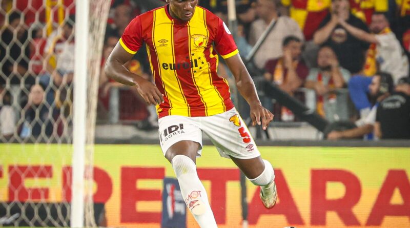 Zagueiro Héliton em ação pelo Göztepe, da Turquia
