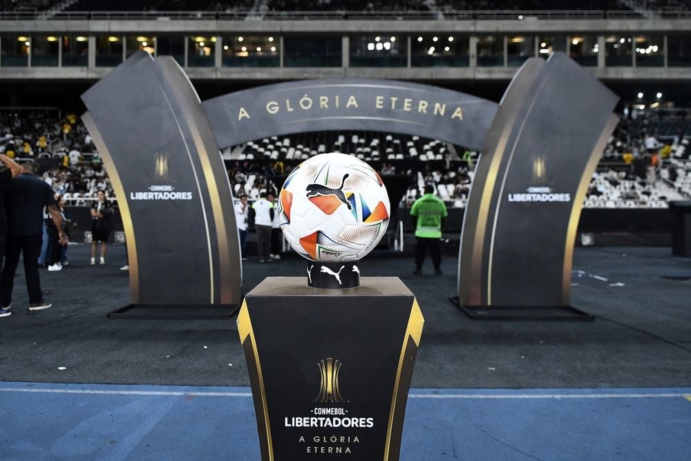Placa da Conmebol com logo da Copa Libertadores da América