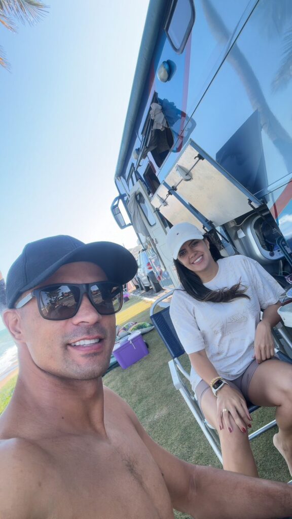 Atacante Ricardo Bueno e a esposa Suzane; atacante viveu em motorhome enquanto defendia o América-RN