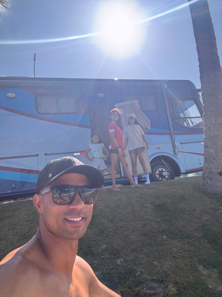 Ricardo Bueno, as filhas Luíza e Julia, e a esposa Suzane em frente a motorhome da família
