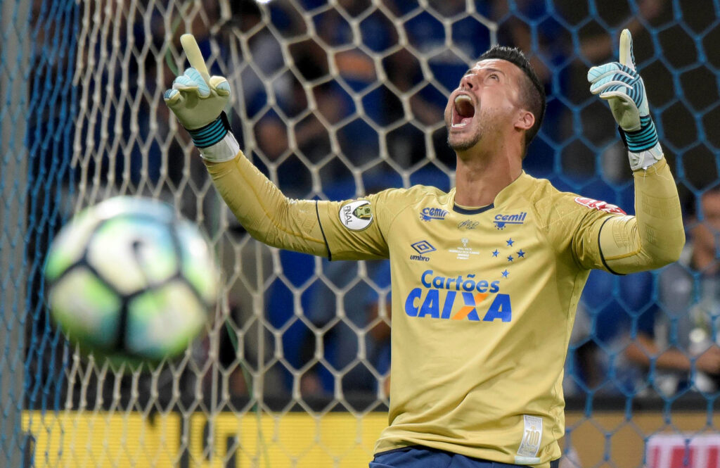 Fábio: lenda do Cruzeiro, com 976 partidas, inúmeros títulos. É o jogdor com mais partidas na história do clube