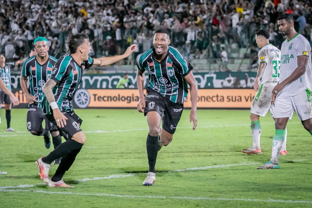 Gustavo Villar, zagueiro do Maringá, celebra gol marcado com a camisa do clube