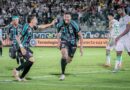 Gustavo Villar, zagueiro do Maringá, celebra gol marcado com a camisa do clube
