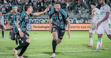Gustavo Villar, zagueiro do Maringá, celebra gol marcado com a camisa do clube