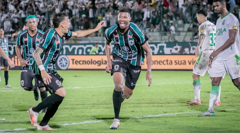 Gustavo Villar, zagueiro do Maringá, celebra gol marcado com a camisa do clube