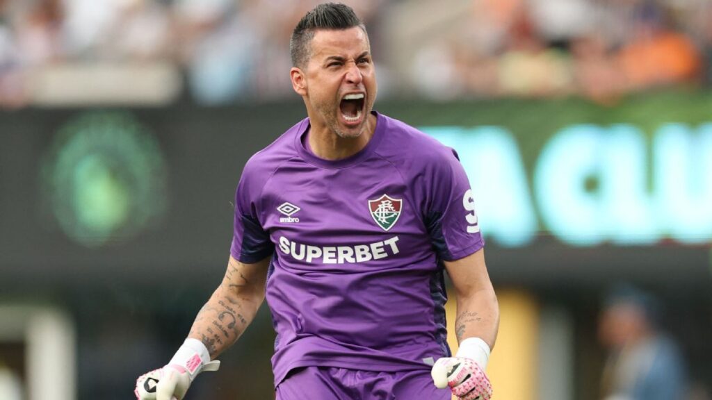 Com a camisa do Fluminense goleiro Fábio atingiu a marca de 1391 partidas na carreira