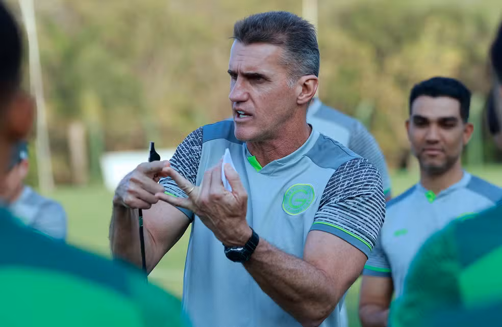 Vágner Mancini, treinador do Goiás, pé alvo do Vitória