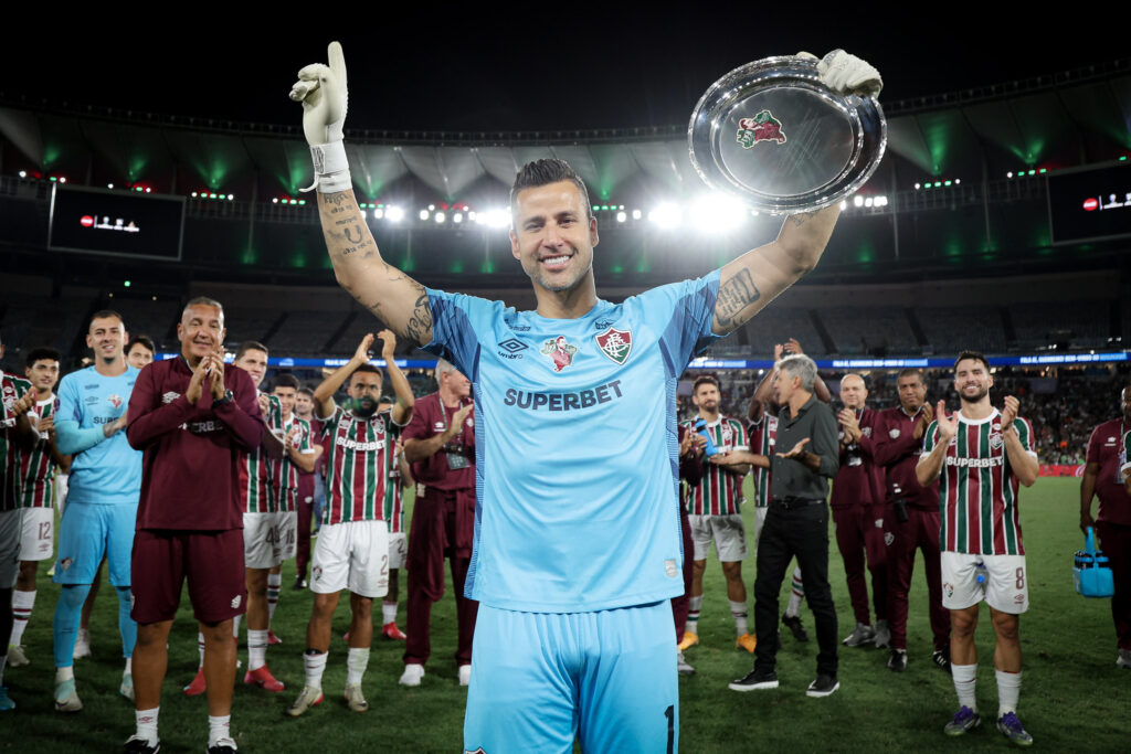 Goleiro Fábio é homenageado pelo Fluminense ao se tornar o jogador com mais jogos na história do futebol
