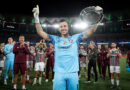 Goleiro Fábio é homenageado pelo Fluminense ao se tornar o jogador com mais jogos na história do futebol