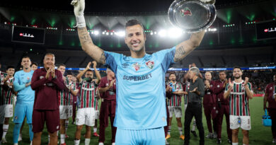 Goleiro Fábio é homenageado pelo Fluminense ao se tornar o jogador com mais jogos na história do futebol
