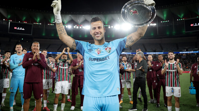 Goleiro Fábio é homenageado pelo Fluminense ao se tornar o jogador com mais jogos na história do futebol
