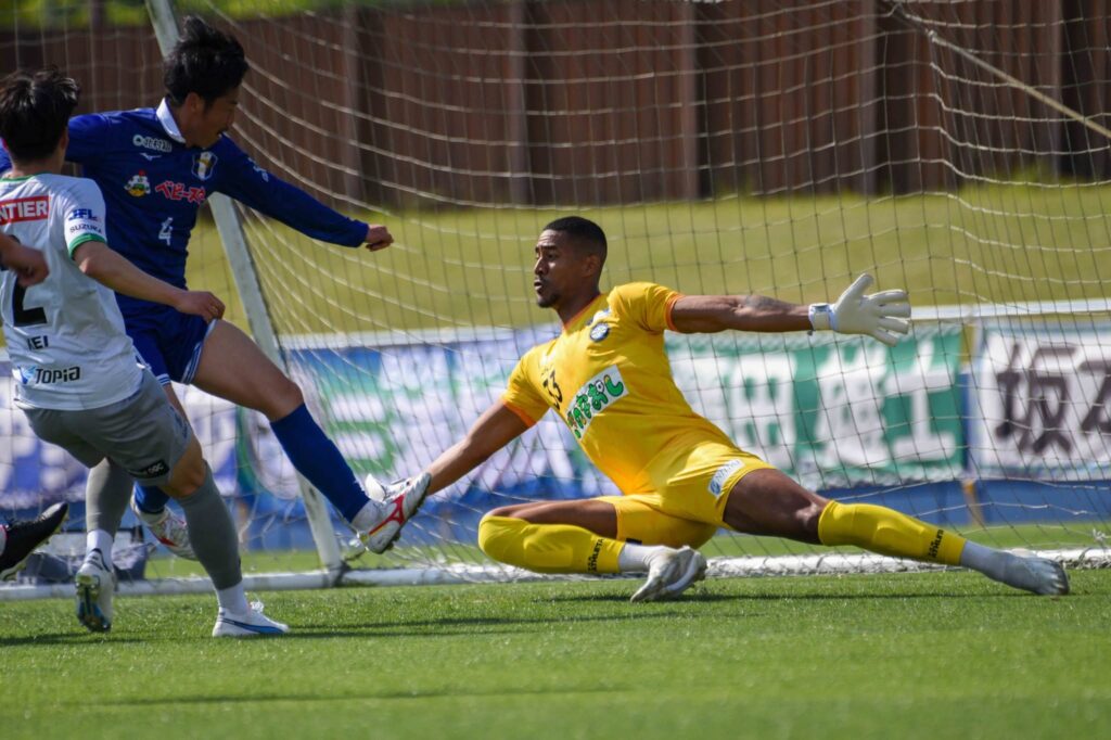 Diego Washington em ação pelo Atlético Suzuka-JAP