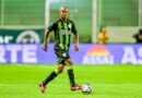 Lateral Mariano em ação pelo América-MG ao completar 400 vitórias na carreira