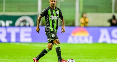 Lateral Mariano em ação pelo América-MG ao completar 400 vitórias na carreira