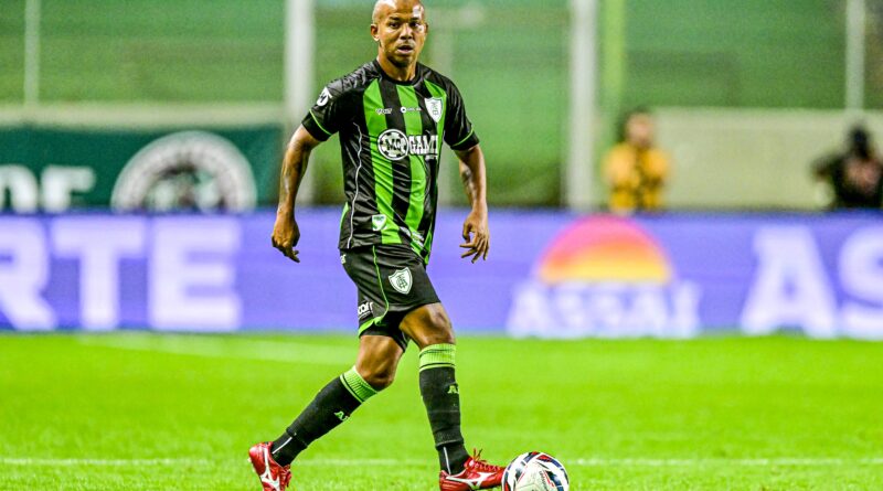 Lateral Mariano em ação pelo América-MG ao completar 400 vitórias na carreira