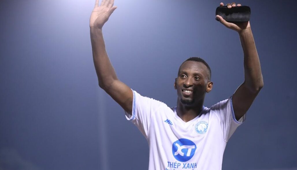 Caio César, volante do Nam Dinh FC, foi revelado no Avaí e jogou com Raphinha e Gabriel Magalhães no clube catarinense